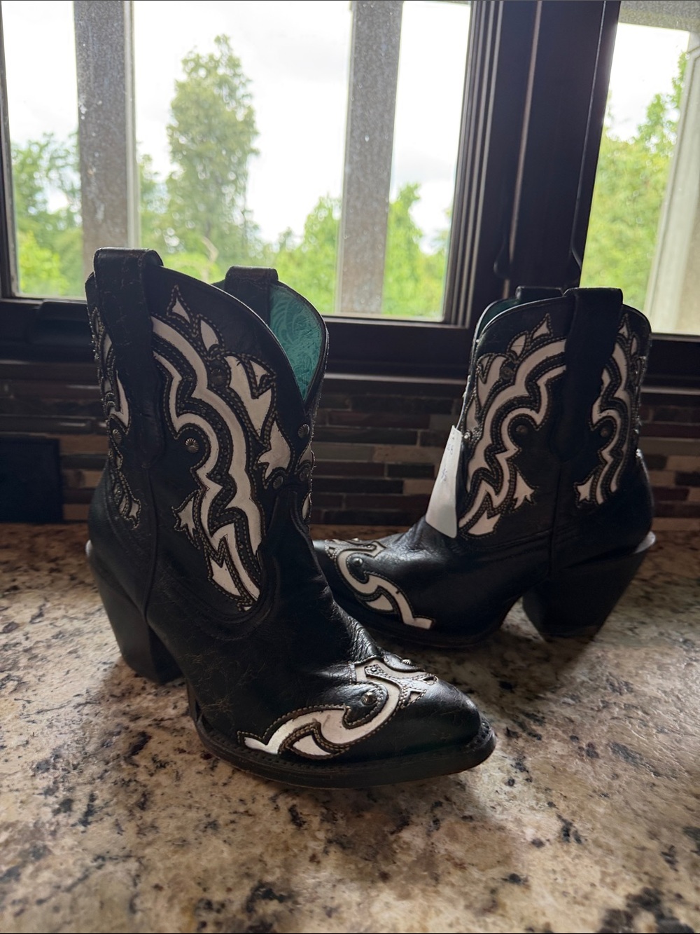 Corral women’s Black & White leather Western Ankle Boots Cowgirl Booties Size 8